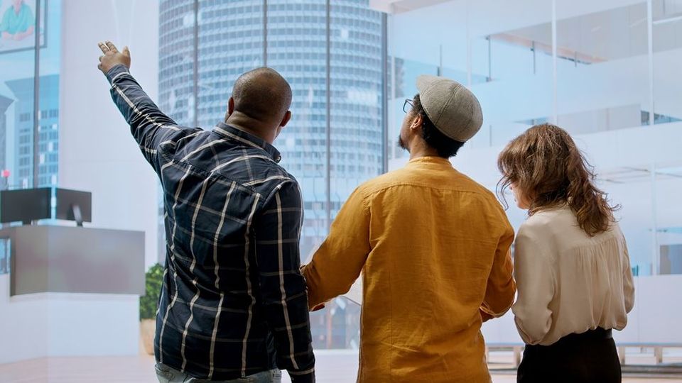 persone che osservano edificio