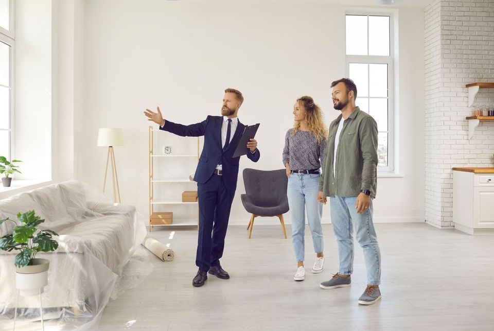 agente immobiliare con clienti