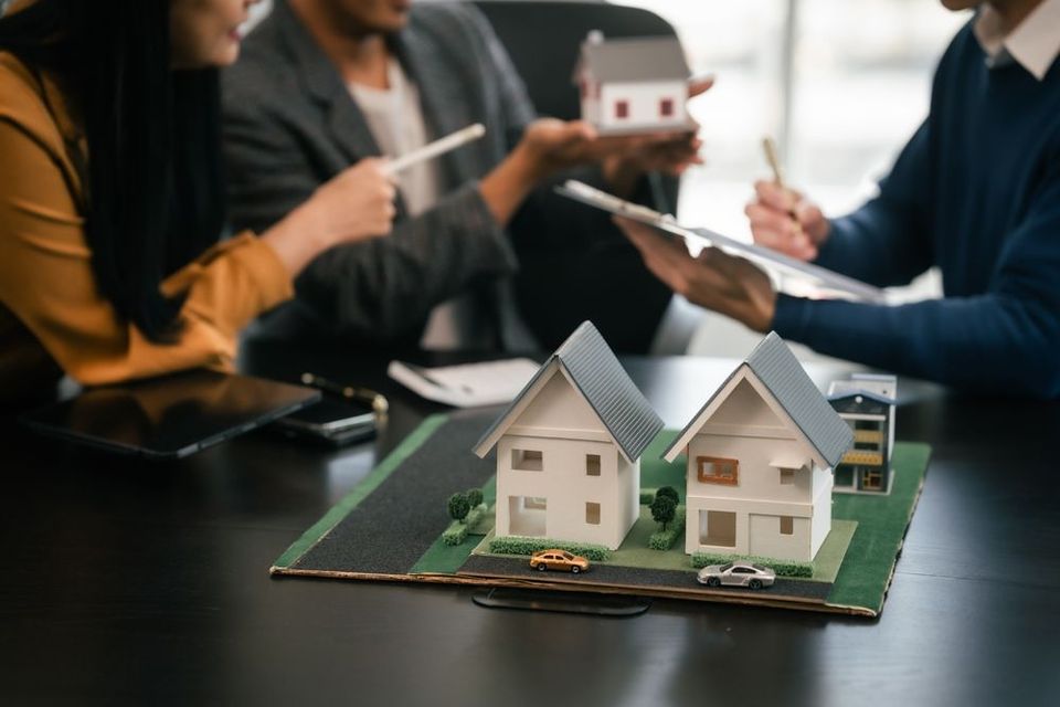 persone con modellino casa