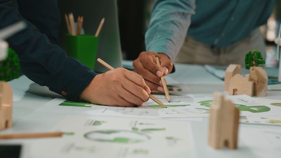 mani con documenti