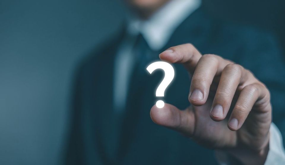 punto interrogativo e mani