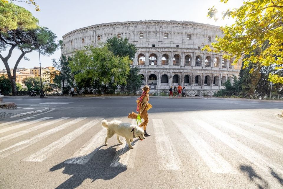 donna davanti a Colosseo