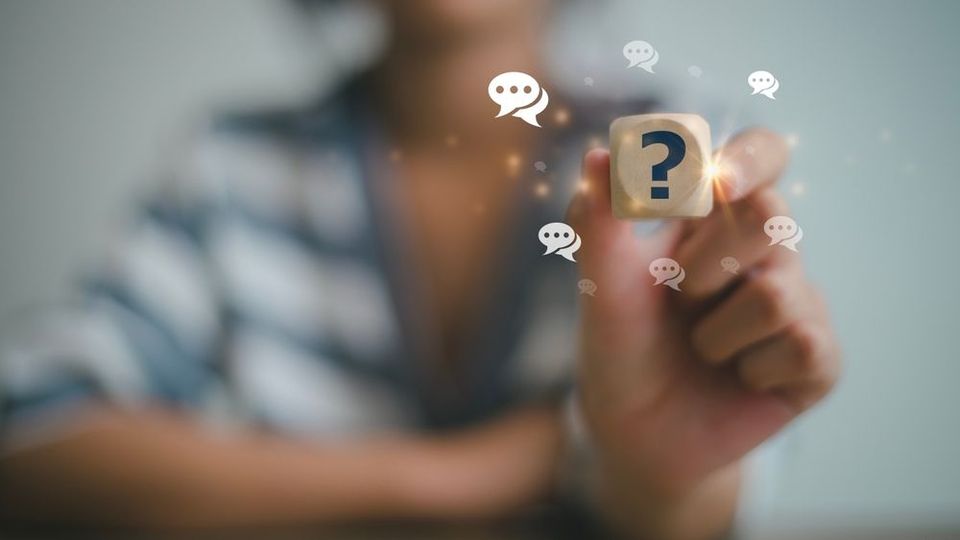 punto interrogativo e mani