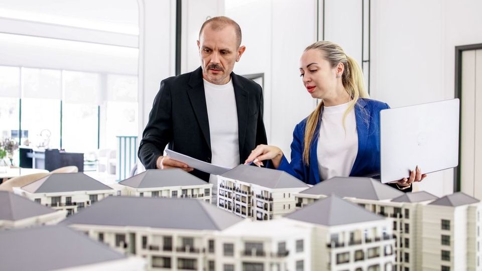 persona con modellini palazzi