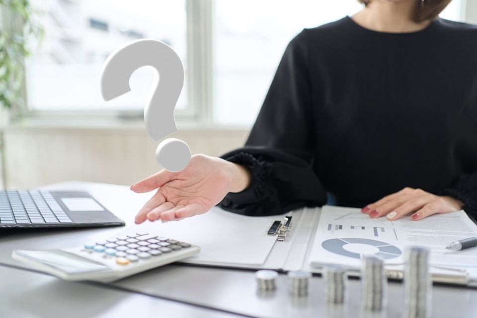 donna con punto interrogativo