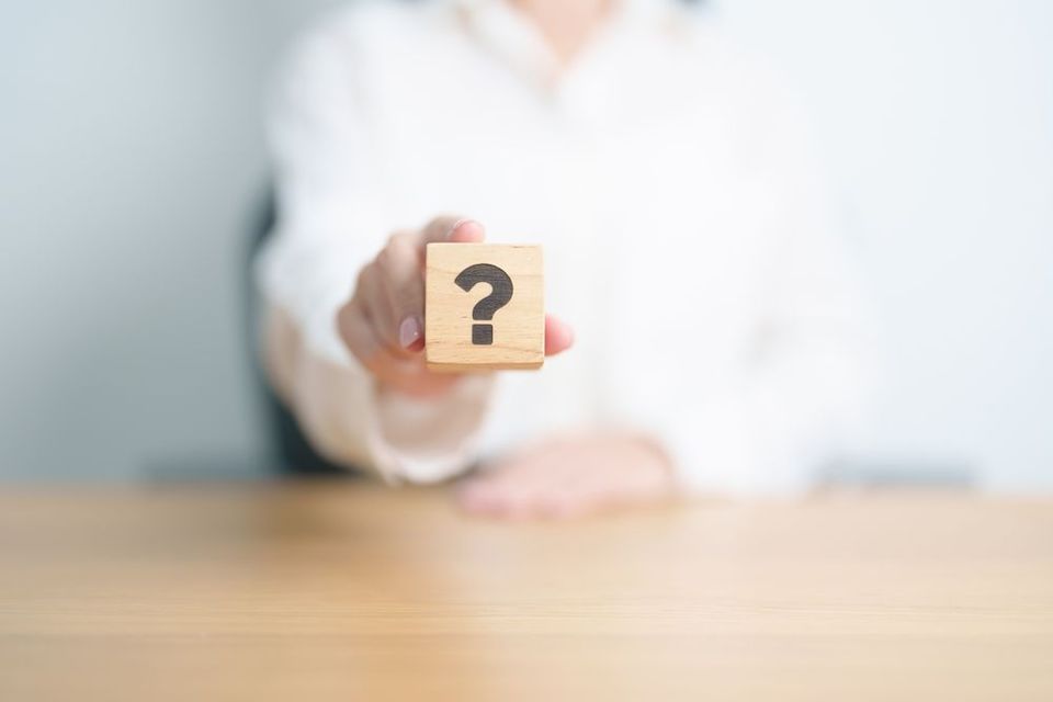 mano con punto interrogativo